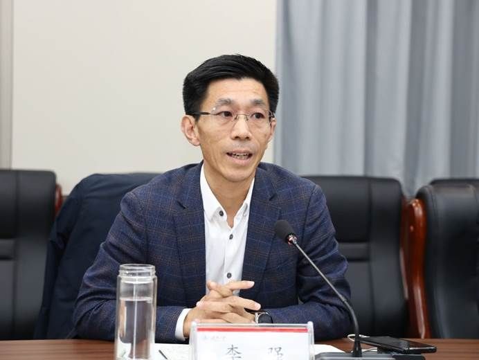 桌子前坐着穿西装的男人 AI 生成的内容可能不正确。