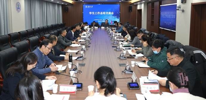 会议室里的人们 AI 生成的内容可能不正确。