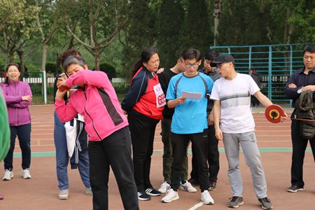 材料科学与工程学院赵蔚琳老师在教工女子老年组实心球比赛中获得第七